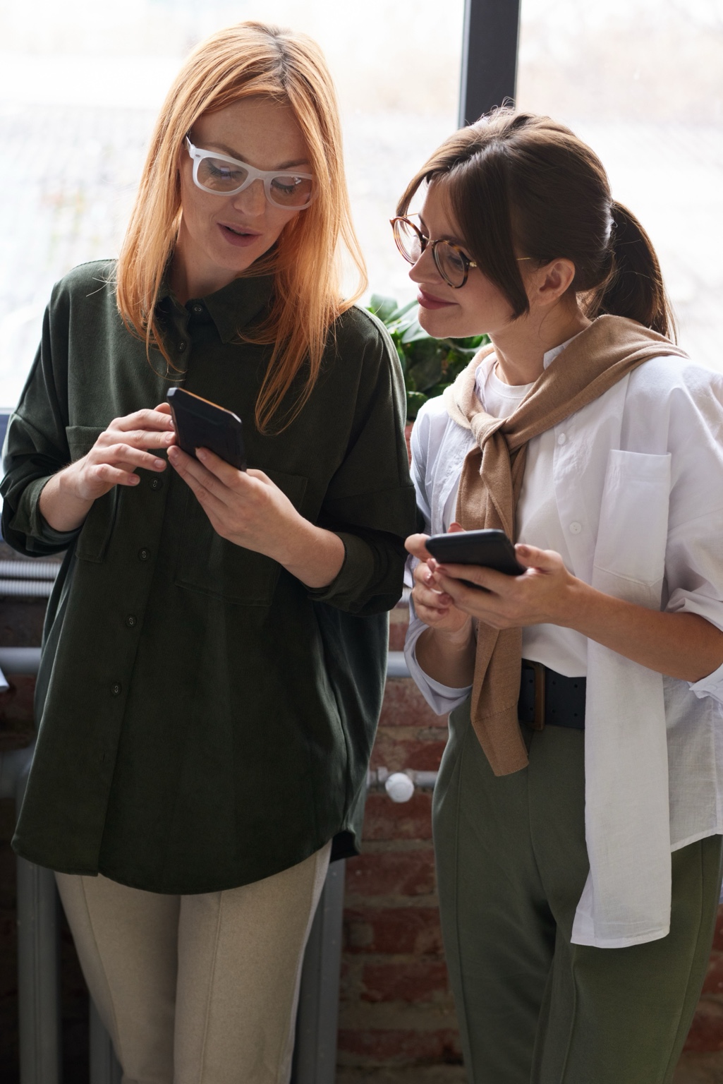 People using phones while discussing modern search and AI discovery